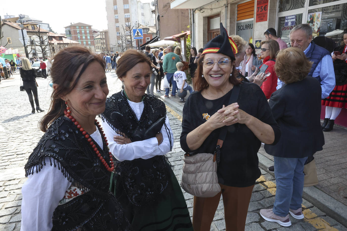 Pola de Siero se echa a las calles para celebrar los Güevos Pintos