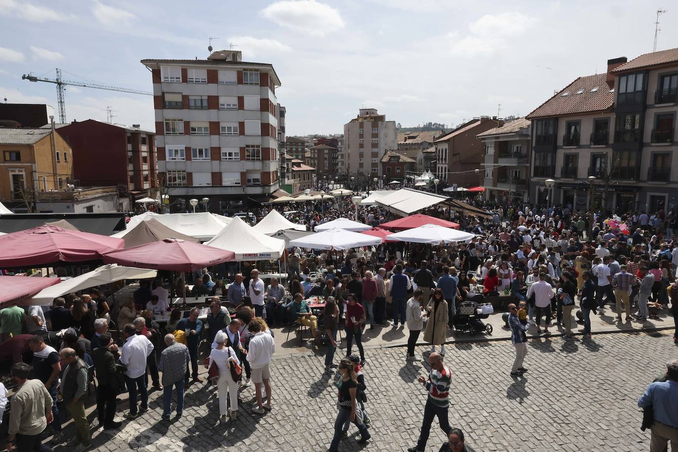 Pola de Siero se echa a las calles para celebrar los Güevos Pintos