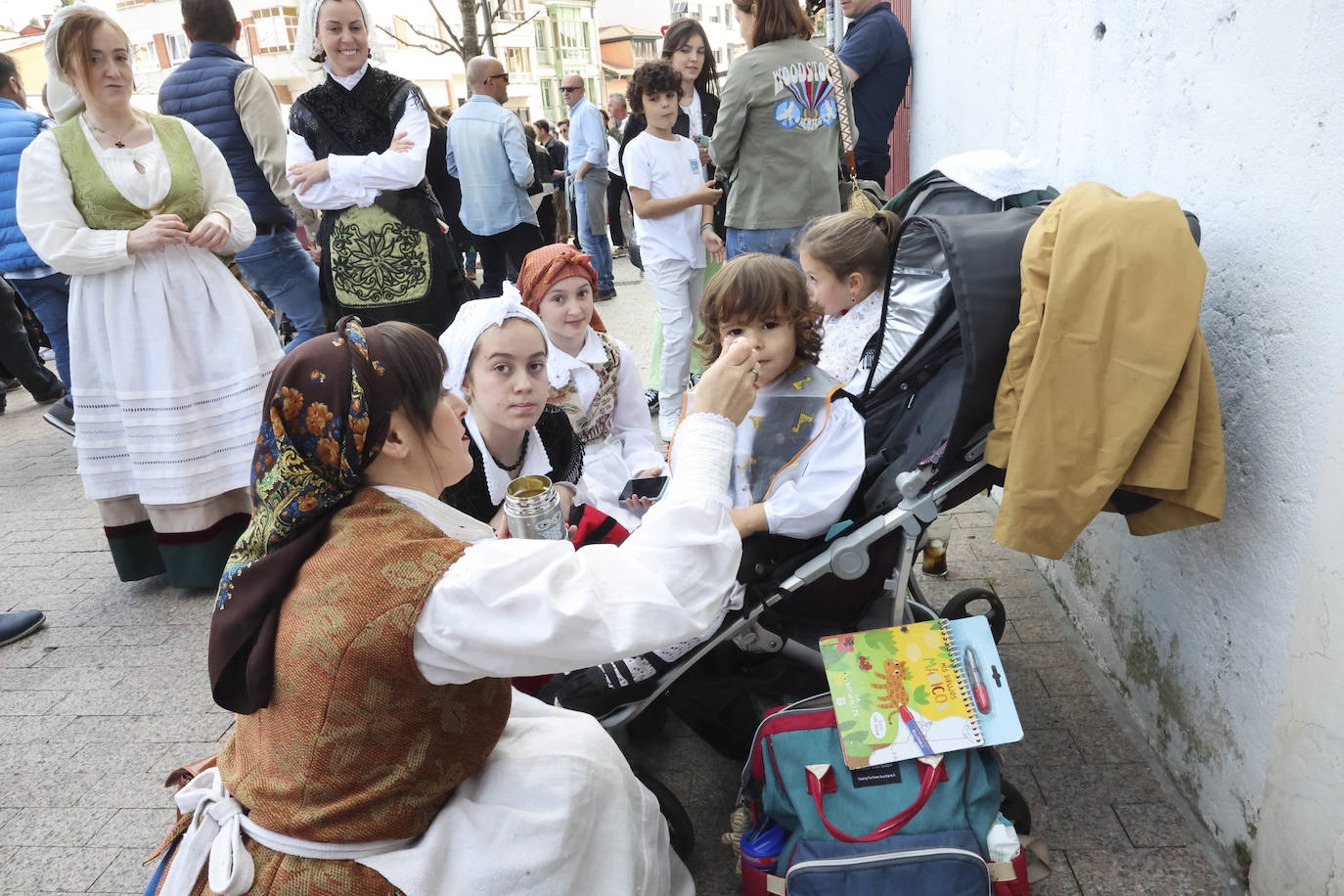 Pola de Siero se echa a las calles para celebrar los Güevos Pintos