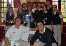 En primer término Adri Arnáus, actual jugador del DP World Tour, y Jon Rahm, en el Club de Golf de San Sebastián en 2010, donde el equipo nacional júnior ganó a Francia 14-10. Arriba, entre otros, los jugadores de la Territorial Asturiana Manuel Elvira, Covadonga Sanjuán, a la derecha, y la desaparecida Celia Barquín, a la izquierda.