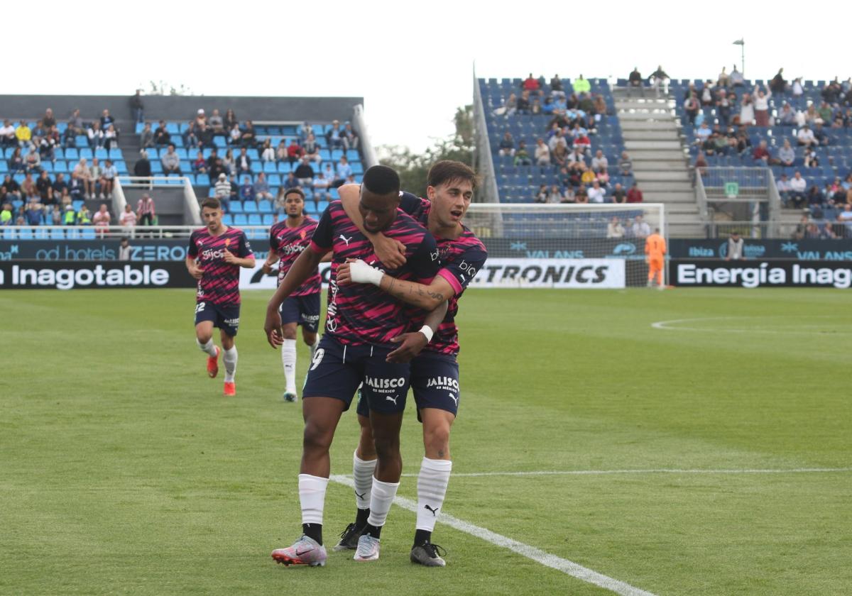 Otero y Pedro, el sábado, con 'Jalisco' en sus pantalones.