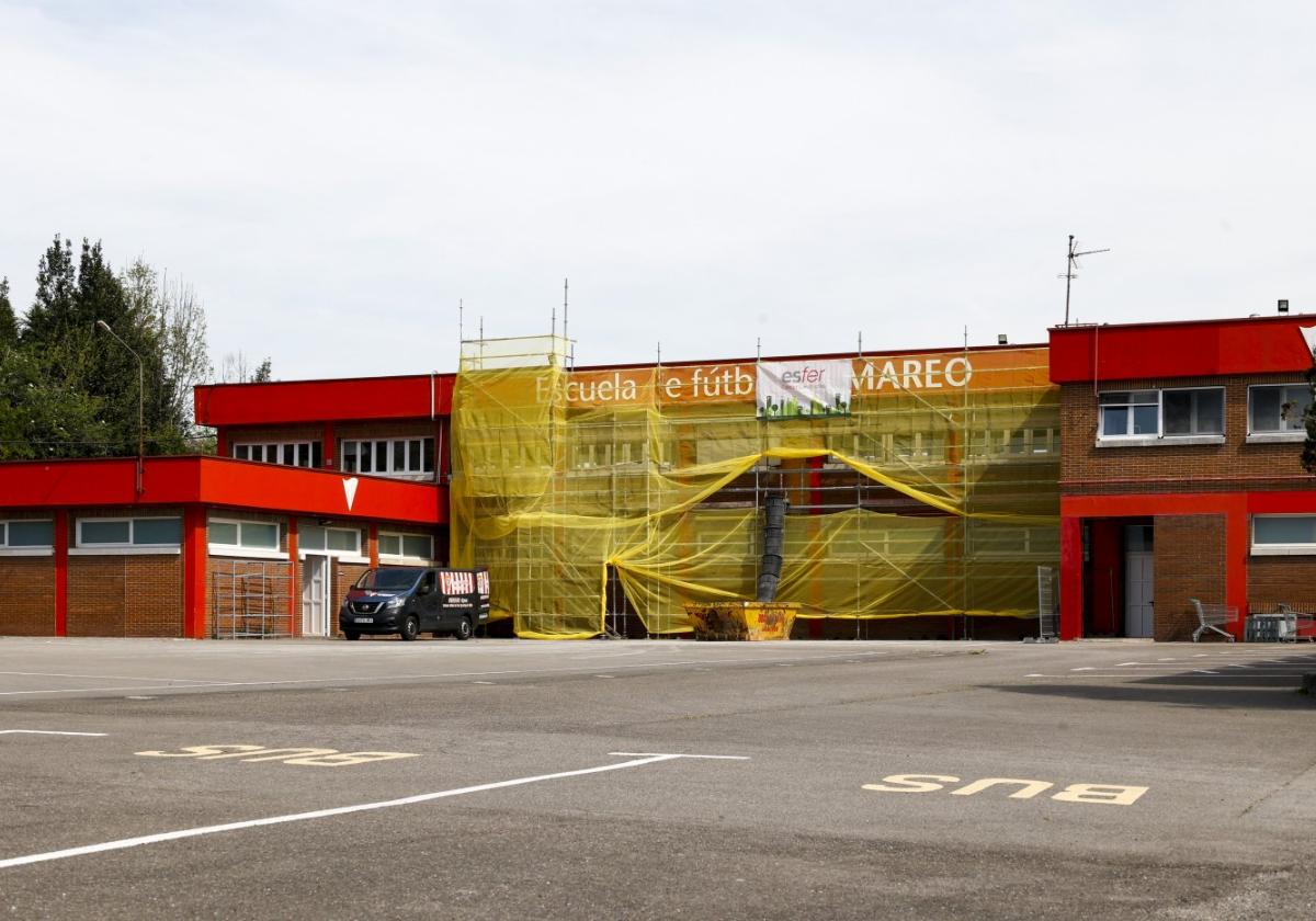 Una estructura de andamios y una malla amarilla cubrían ya, en la jornada de ayer, la fachada que se orienta hacia la antigua pista de fútbol sala.