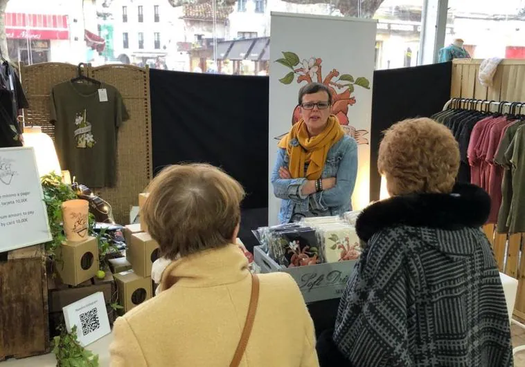 Dolores Álvarez con su puesto de 'Corazón sidreru' en la última Feria del Comercio de Ribadesella.