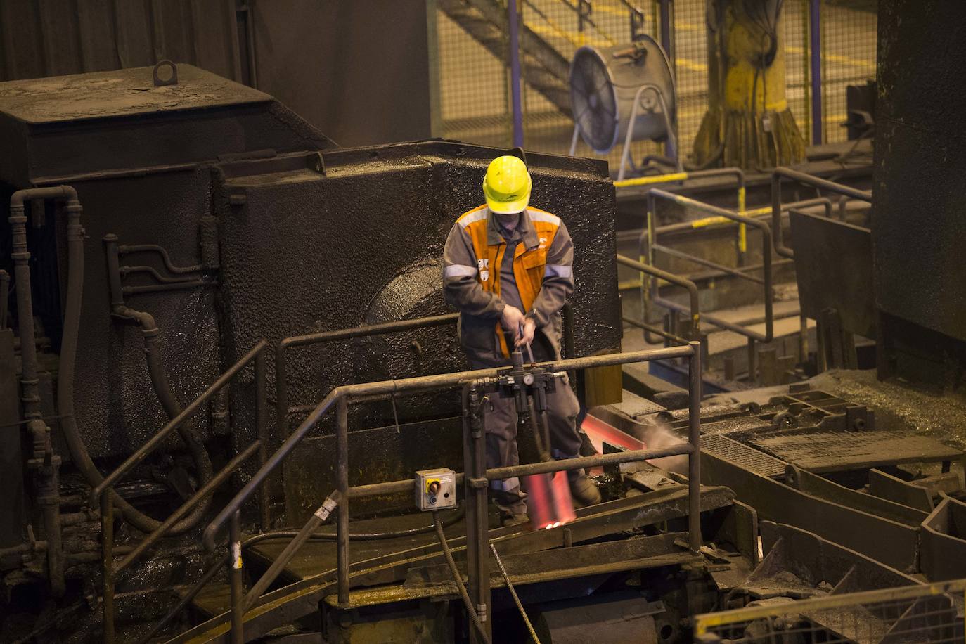 Un trabajador del tren de carril, de la planta gijonesa de Arcelor.