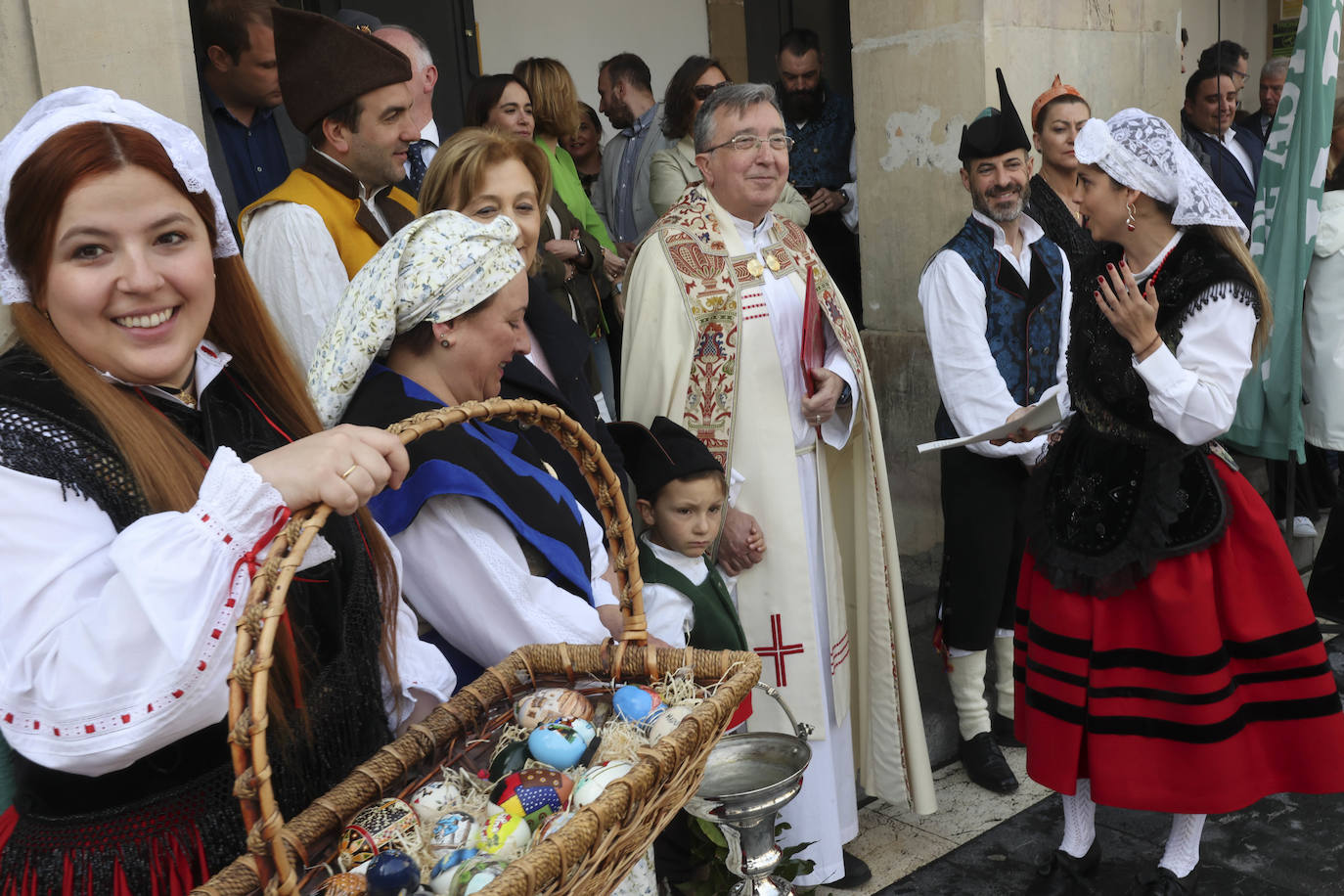 Pola de Siero se echa a las calles para celebrar los Güevos Pintos