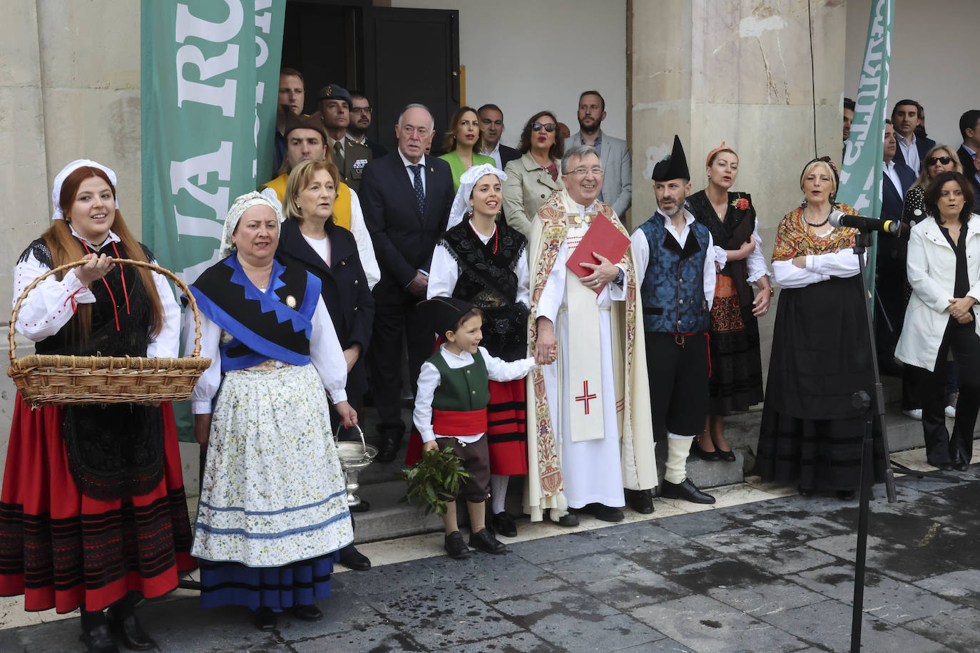 Pola de Siero se echa a las calles para celebrar los Güevos Pintos