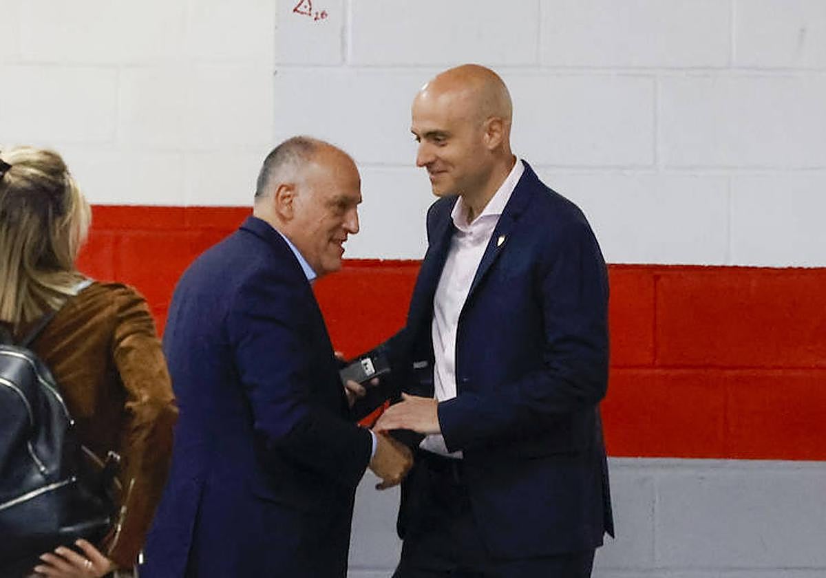 Javier Tebas, presidente de la Liga de Fútbol Profesional, esta mañana a su llegada a El Molinón, saludando al presidente ejecutivo del club David Guerra.