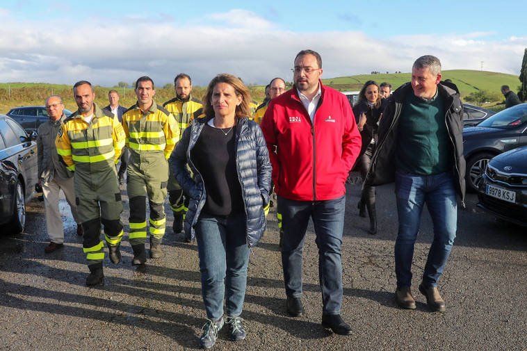 Barbón y Teresa Ribera, en su visita a la base de las Brif de Tineo.