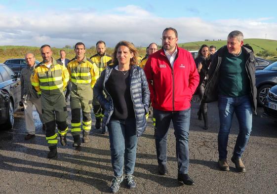 Barbón y Teresa Ribera, en su visita a la base de las Brif de Tineo.