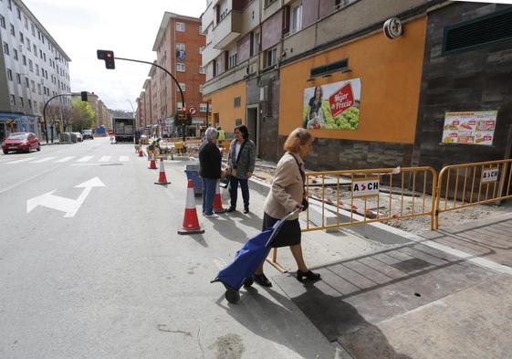 Peatones en la carretera de la calle Río Eo.