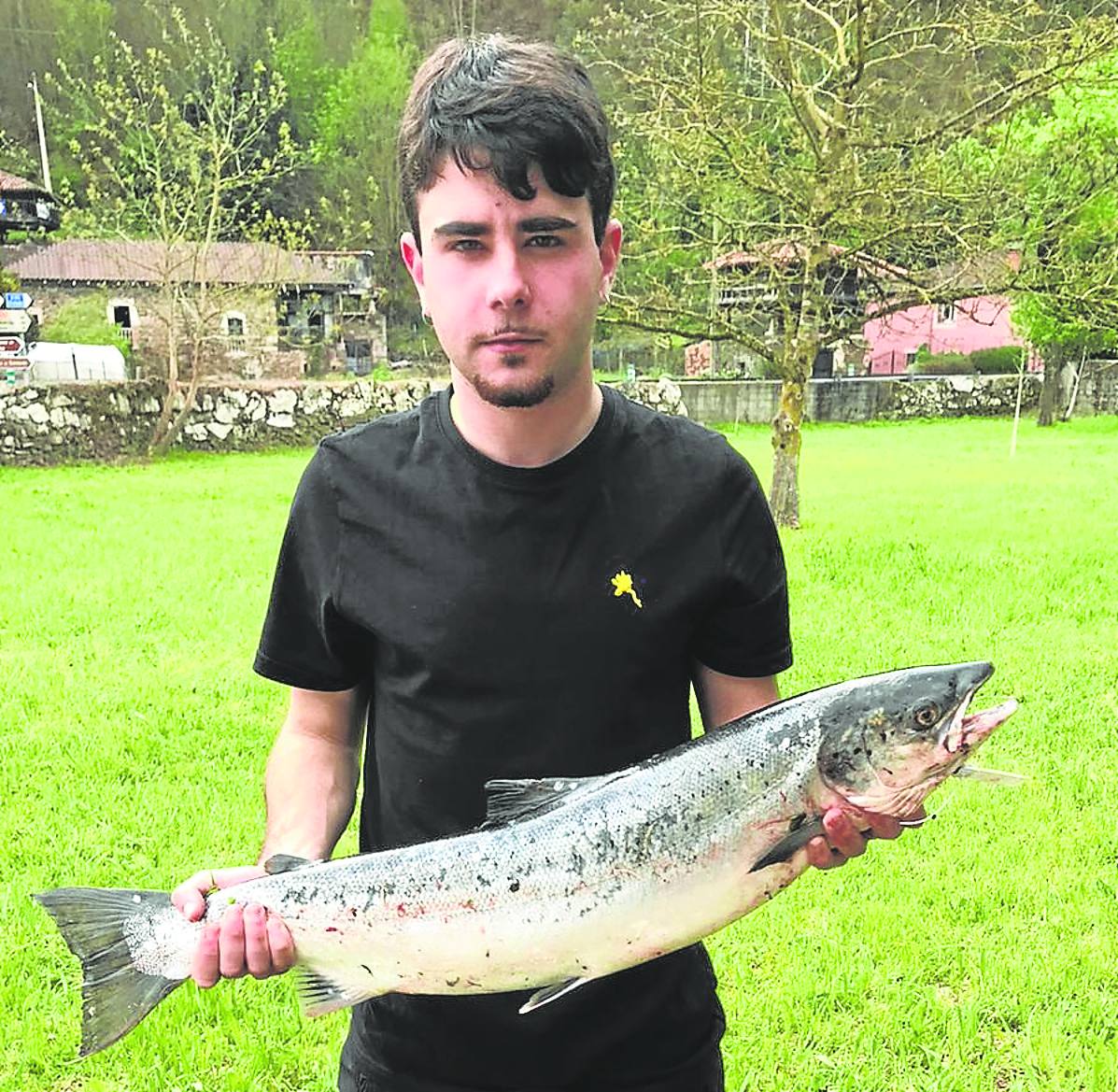 Mauro Otero Roza, con el ejemplar de salmón que pescó ayer en el Narcea.