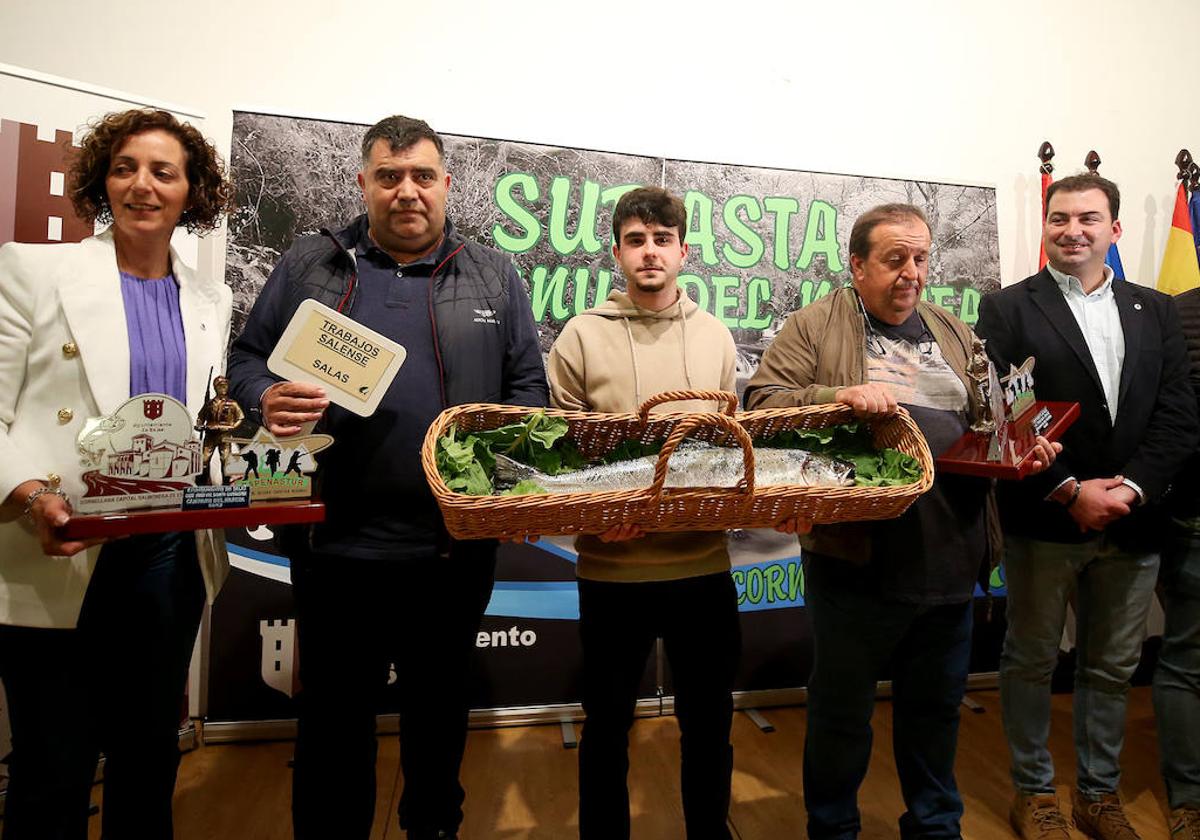 María Ángeles Fernández, concejala de Medio Ambiente de Salas; José Antonio González, gerente de Trabajos Salense; el pescador del campanu, Mauro Otero Roza, y su ayudante Rogelio Cabranes, y el alcalde de Salas, Sergio Hidalgo, esta tarde, en el Monasterio de Cornellana.