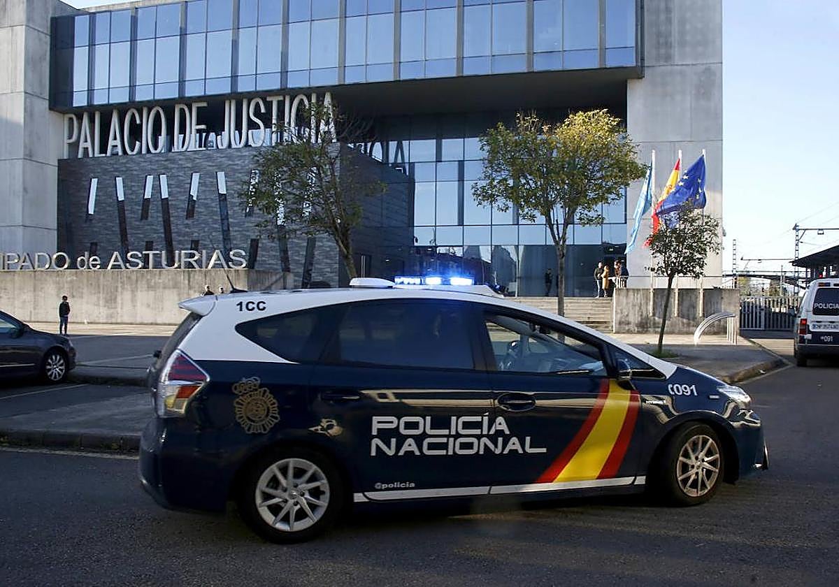 Detenidos en Gijón dos hombres por robar en el interior de un vehículo
