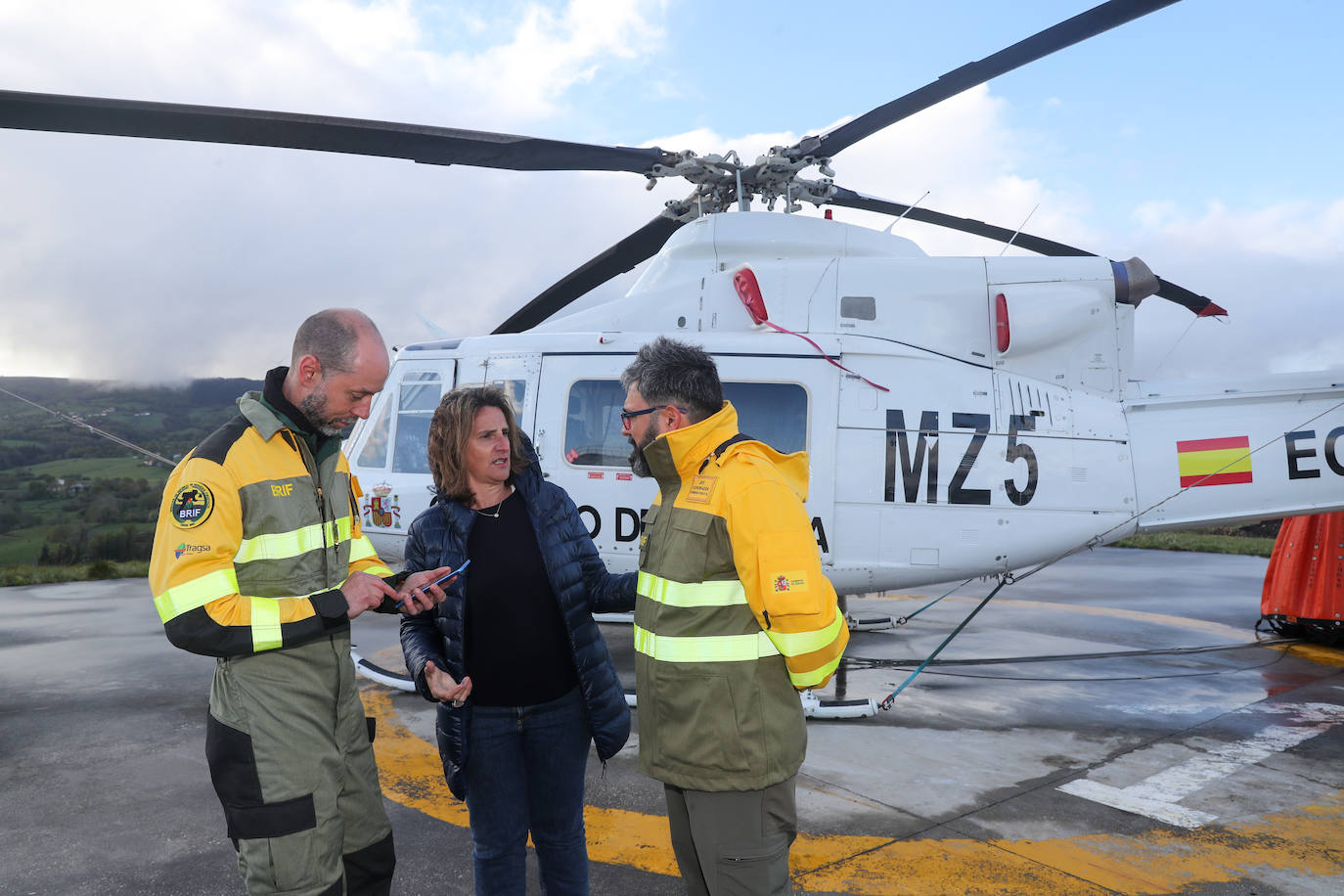 Teresa Ribera y Barbón visitan la base de la Brif de Tineo