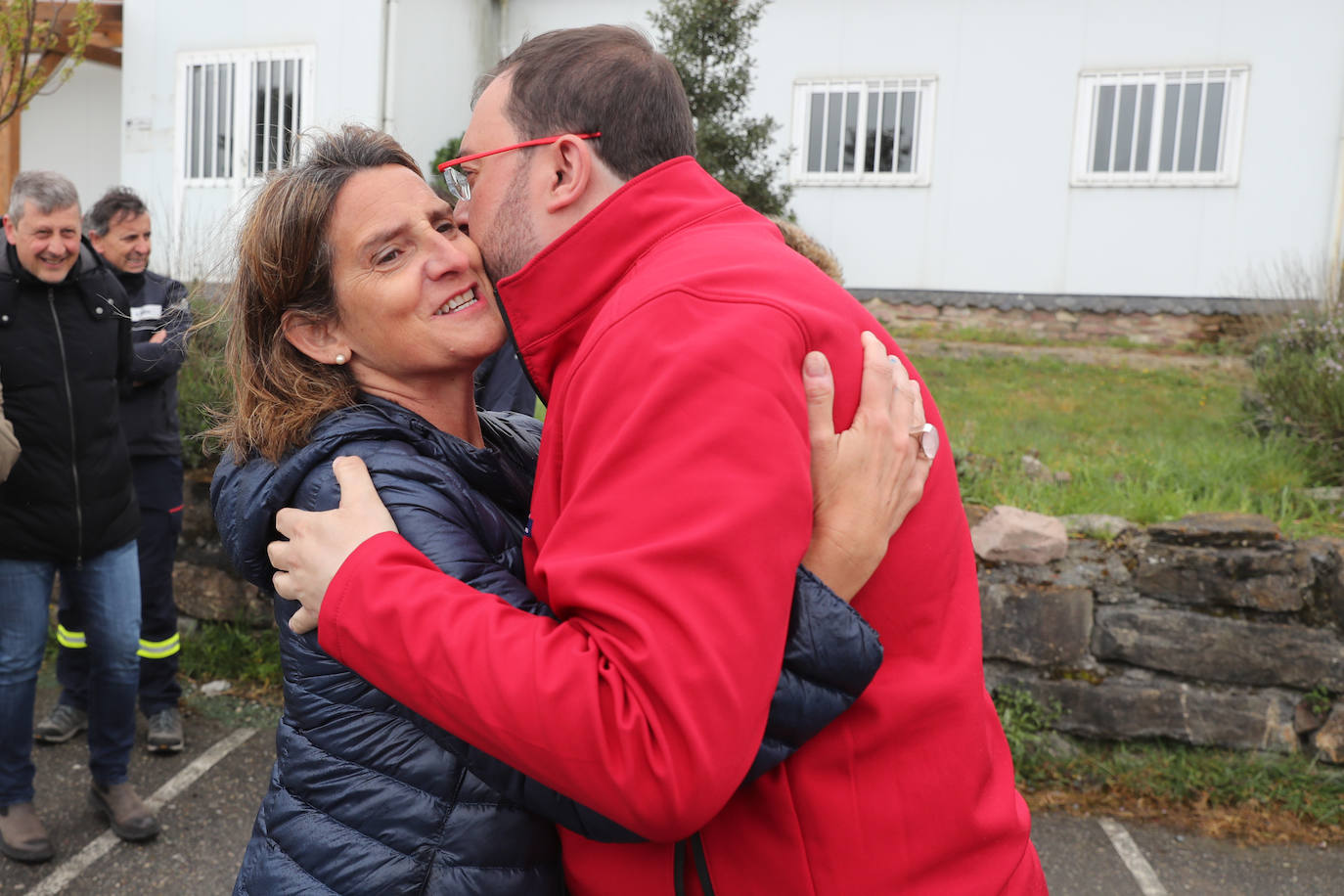 Teresa Ribera y Barbón visitan la base de la Brif de Tineo