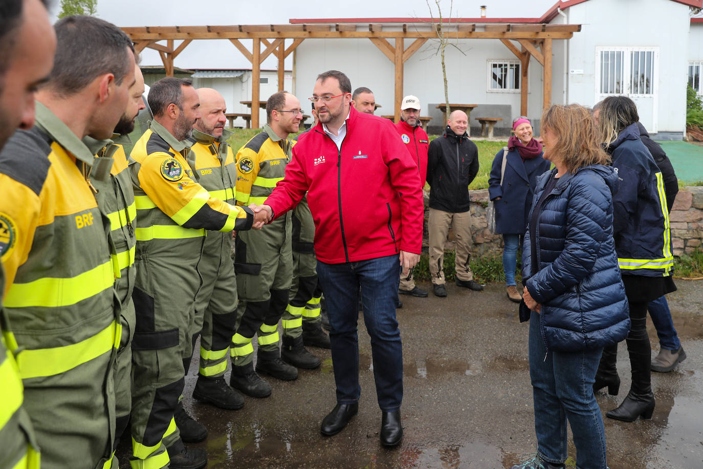 Teresa Ribera y Barbón visitan la base de la Brif de Tineo