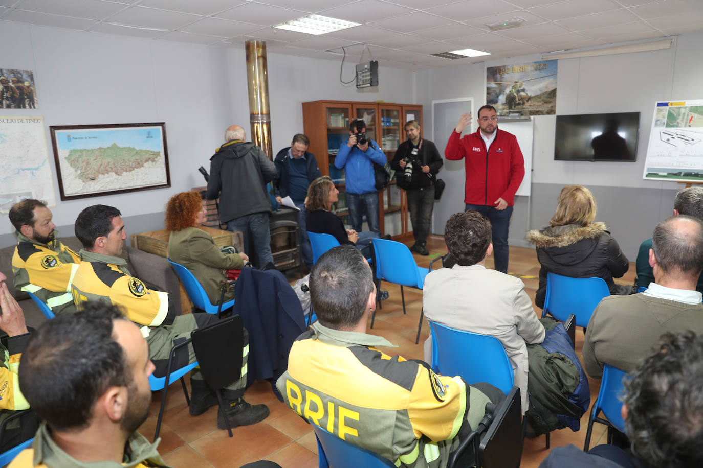 Teresa Ribera y Barbón visitan la base de la Brif de Tineo