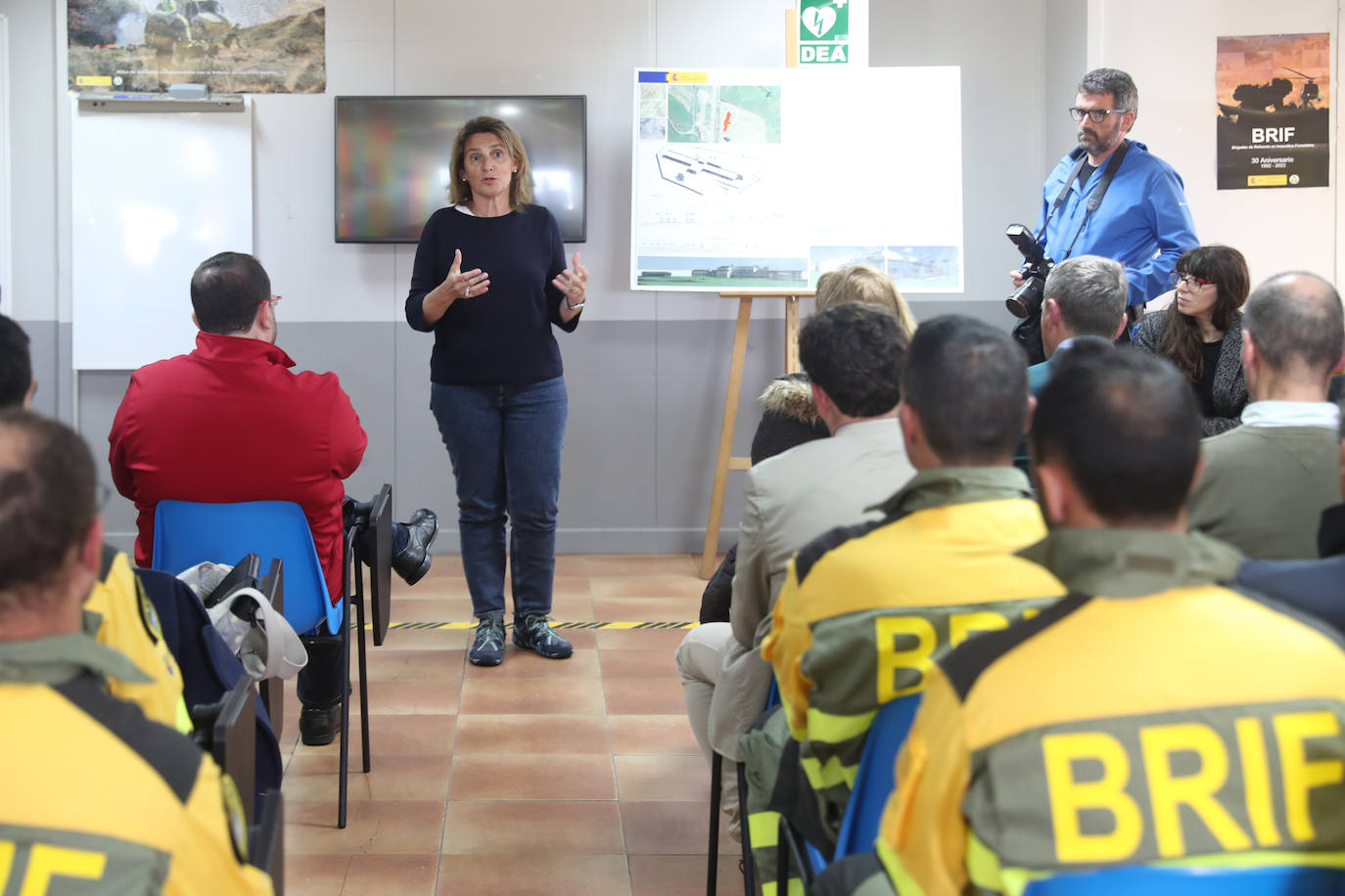 Teresa Ribera y Barbón visitan la base de la Brif de Tineo