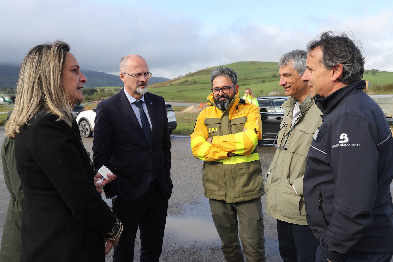 Teresa Ribera y Barbón visitan la base de la Brif de Tineo