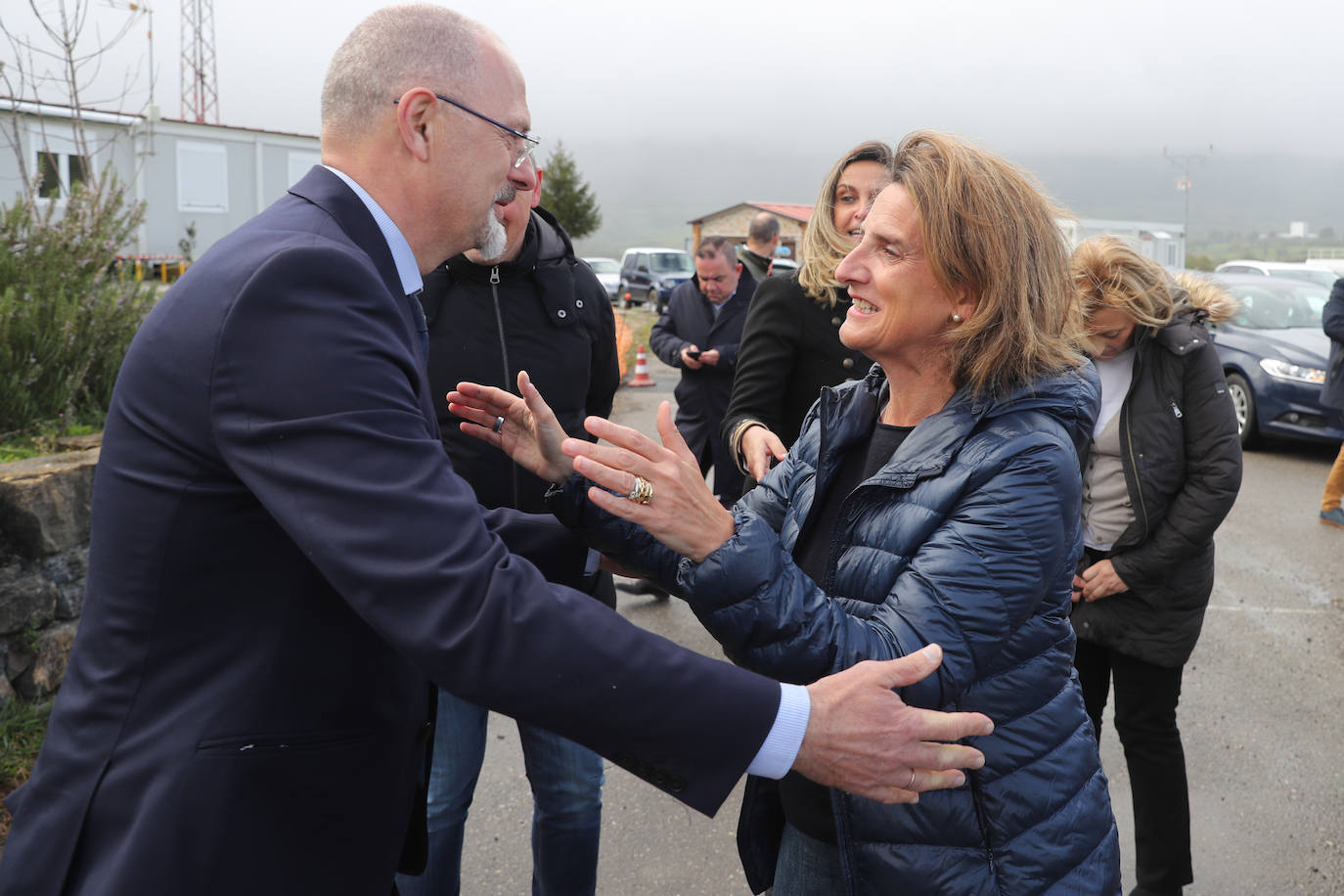 Teresa Ribera y Barbón visitan la base de la Brif de Tineo