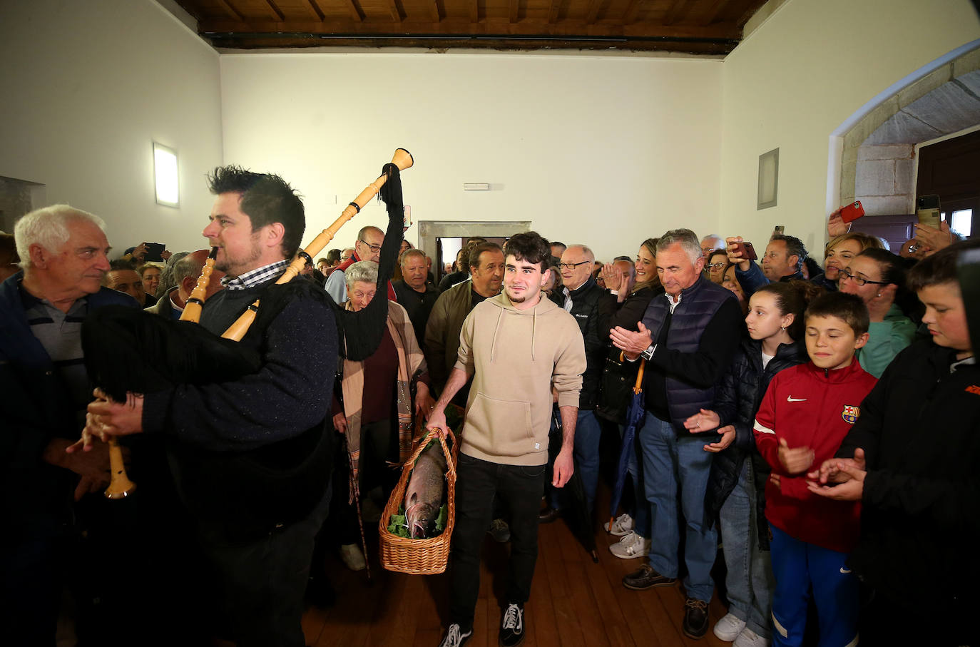 Así fue la subasta del campanu del Narcea celebrada en Cornellana