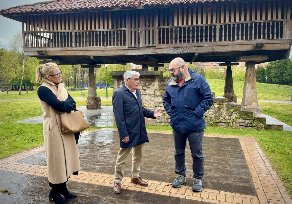 Lara Martínez y Floro, ayer, en El Lauredal junto al presidente de la plataforma vecinal, Xurde Laínez.