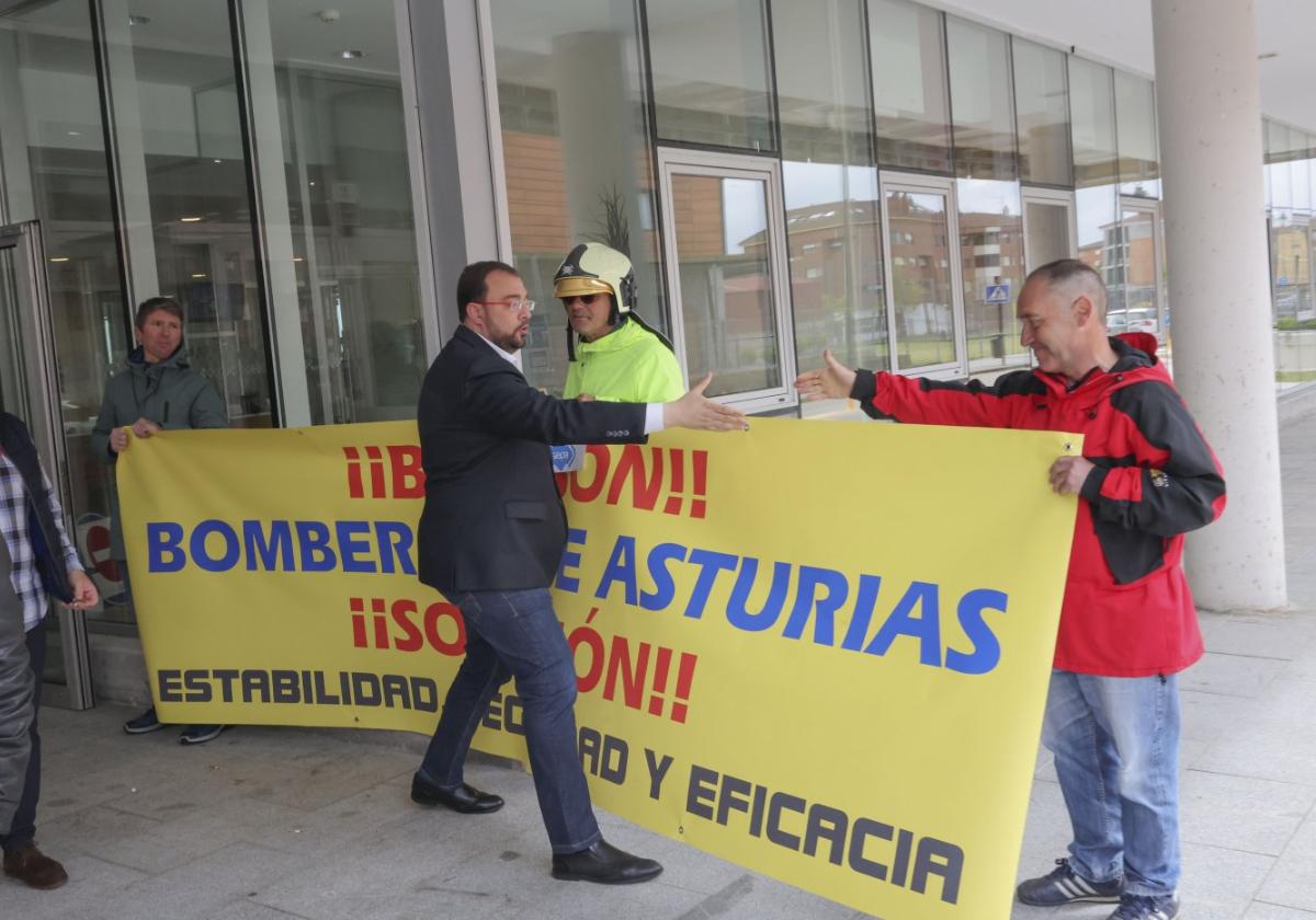 Barbón a los bomberos: «Vamos a dar con la solución»