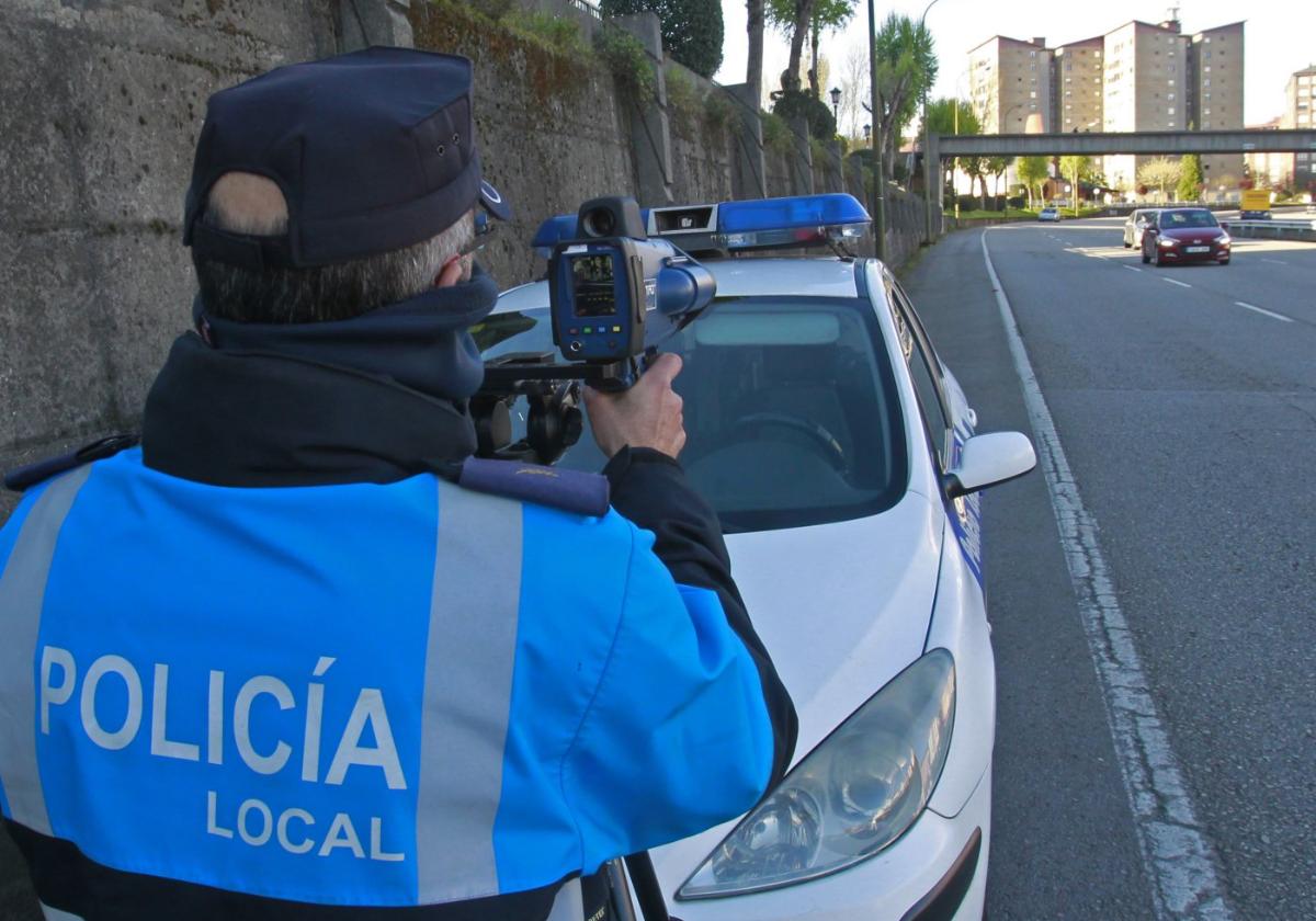 Un agente con un radar móvil en la Ronda Sur.