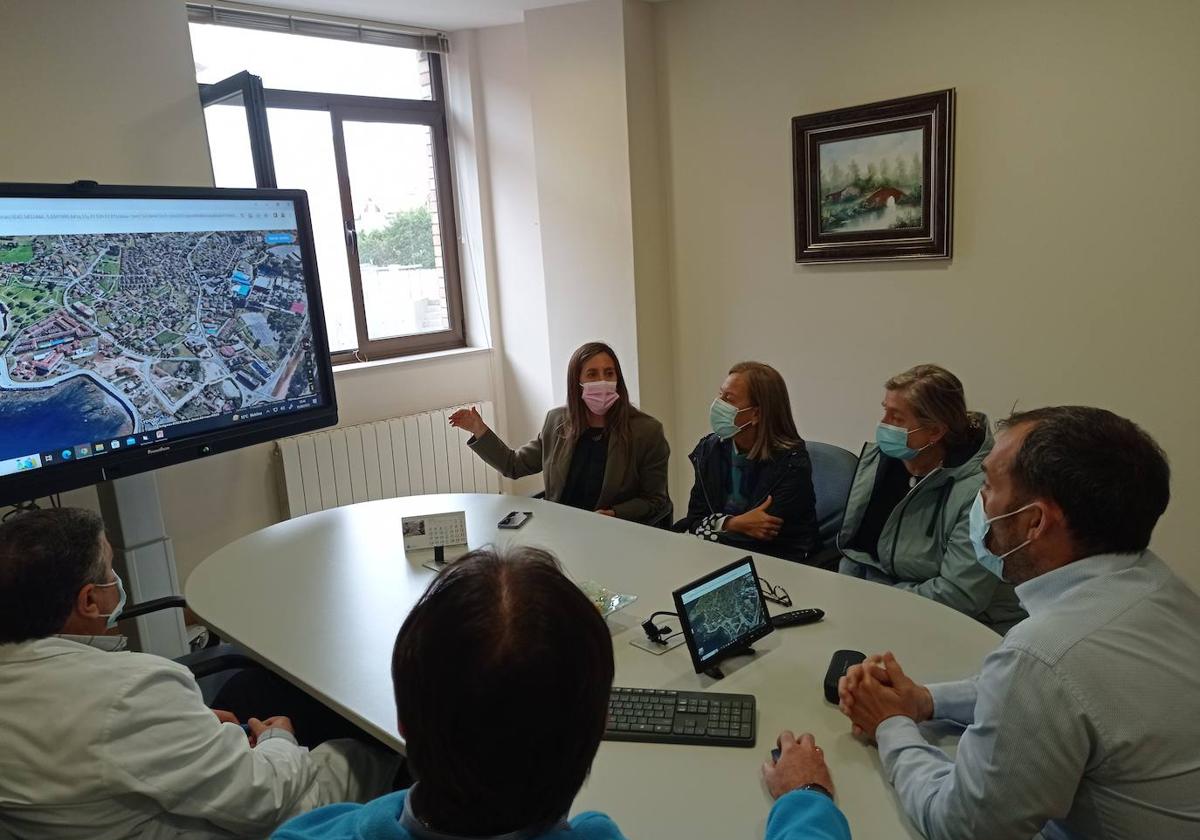 Ángela Pumariega y Pilar Fernández Pardo, reunidas con la dirección del Sanatorio Marítimo de Gijón