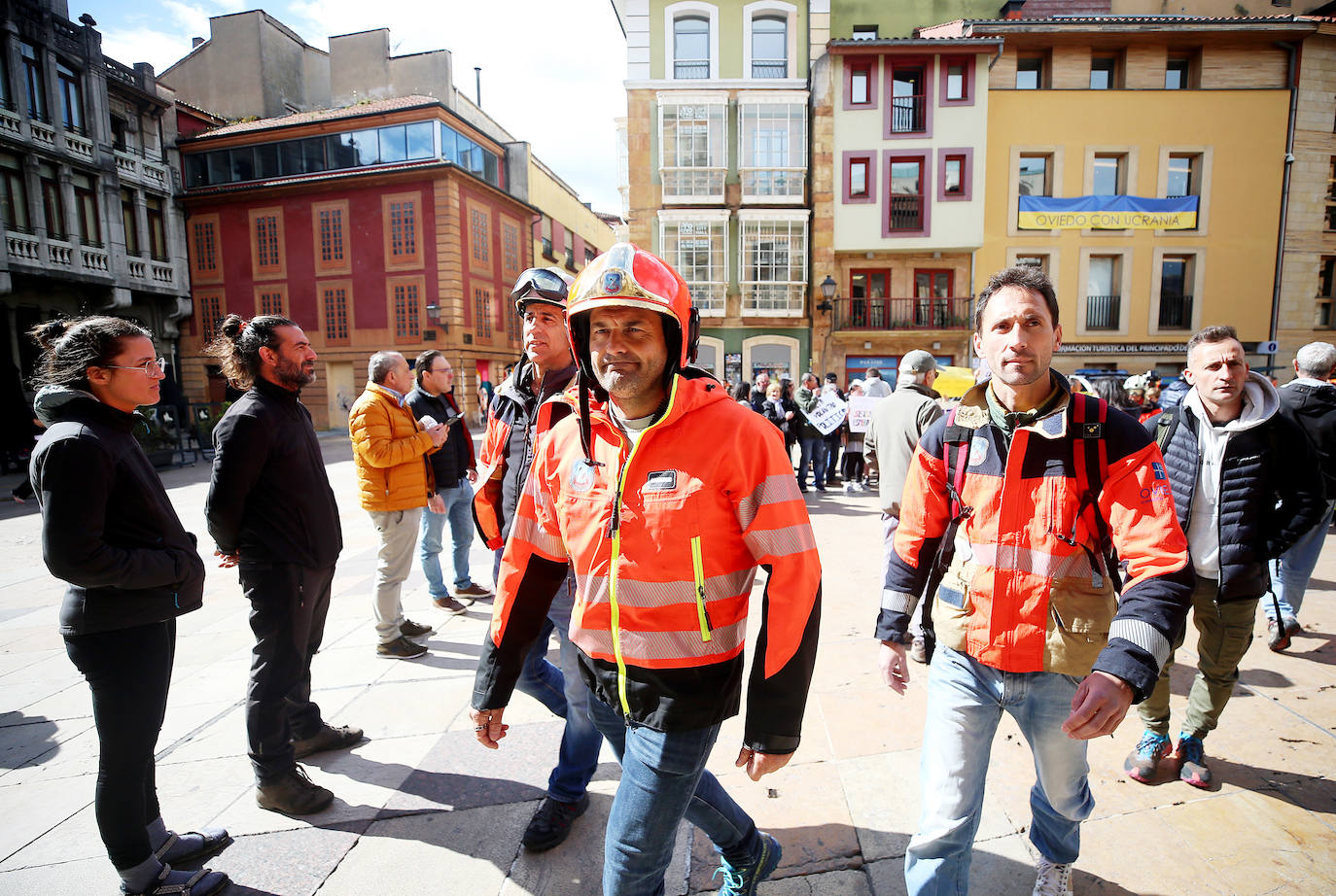 Los bomberos se manifiestan en Oviedo pidiendo «seguridad y estabilidad»