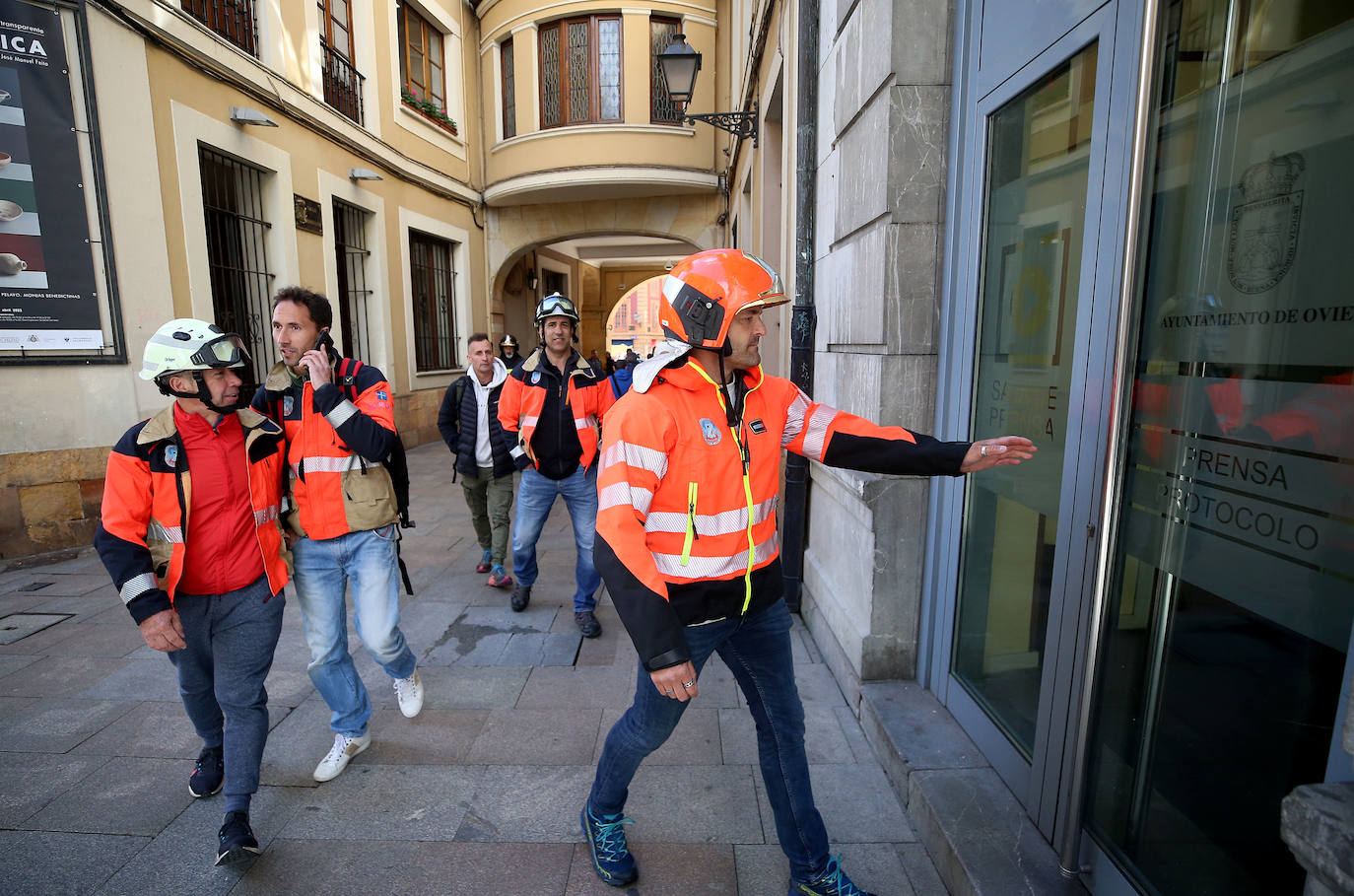 Los bomberos se manifiestan en Oviedo pidiendo «seguridad y estabilidad»