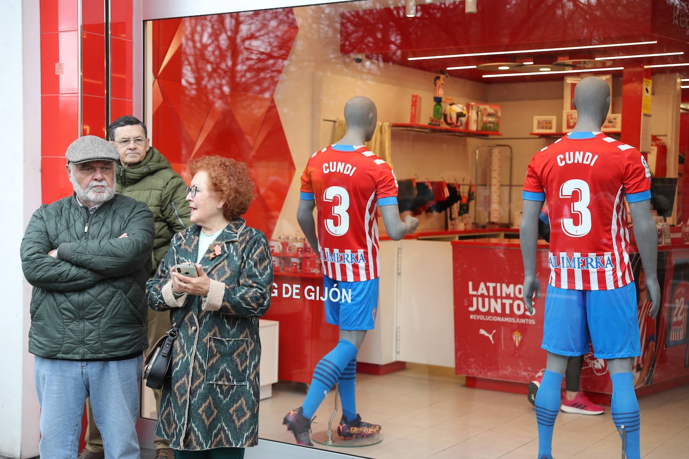 Cundi ya tiene su puerta en El Molinón