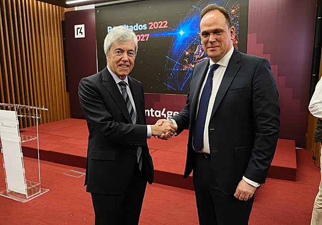 Pablo Martín saluda al nuevo consejero, Juan Carlos Ureta.