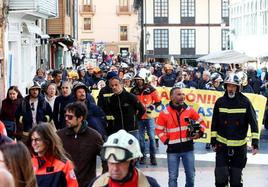 Un centenar de bomberos marchan en Oviedo por la mejora de sus condiciones laborales