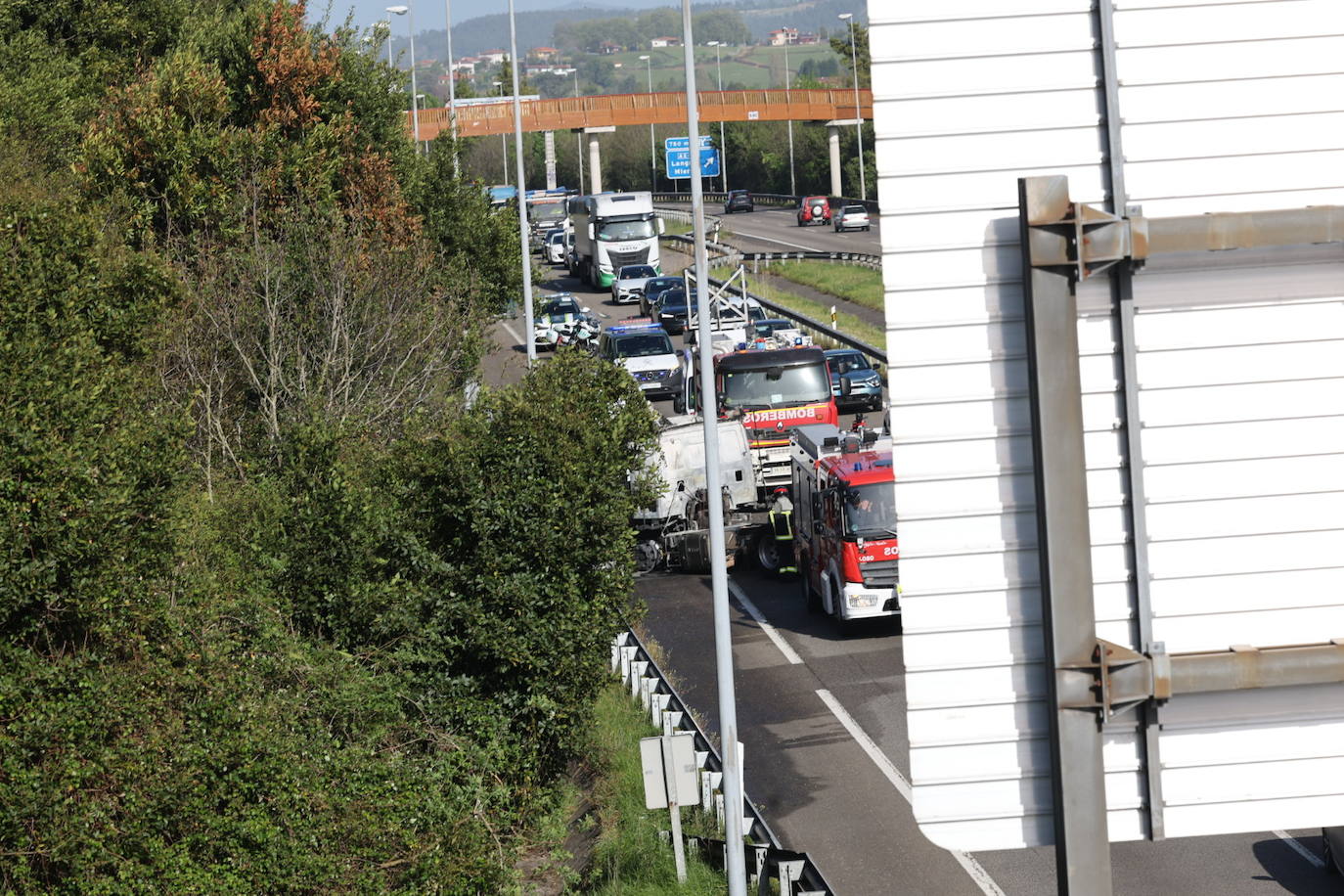 Arde un camión en la A-8 en Gijón