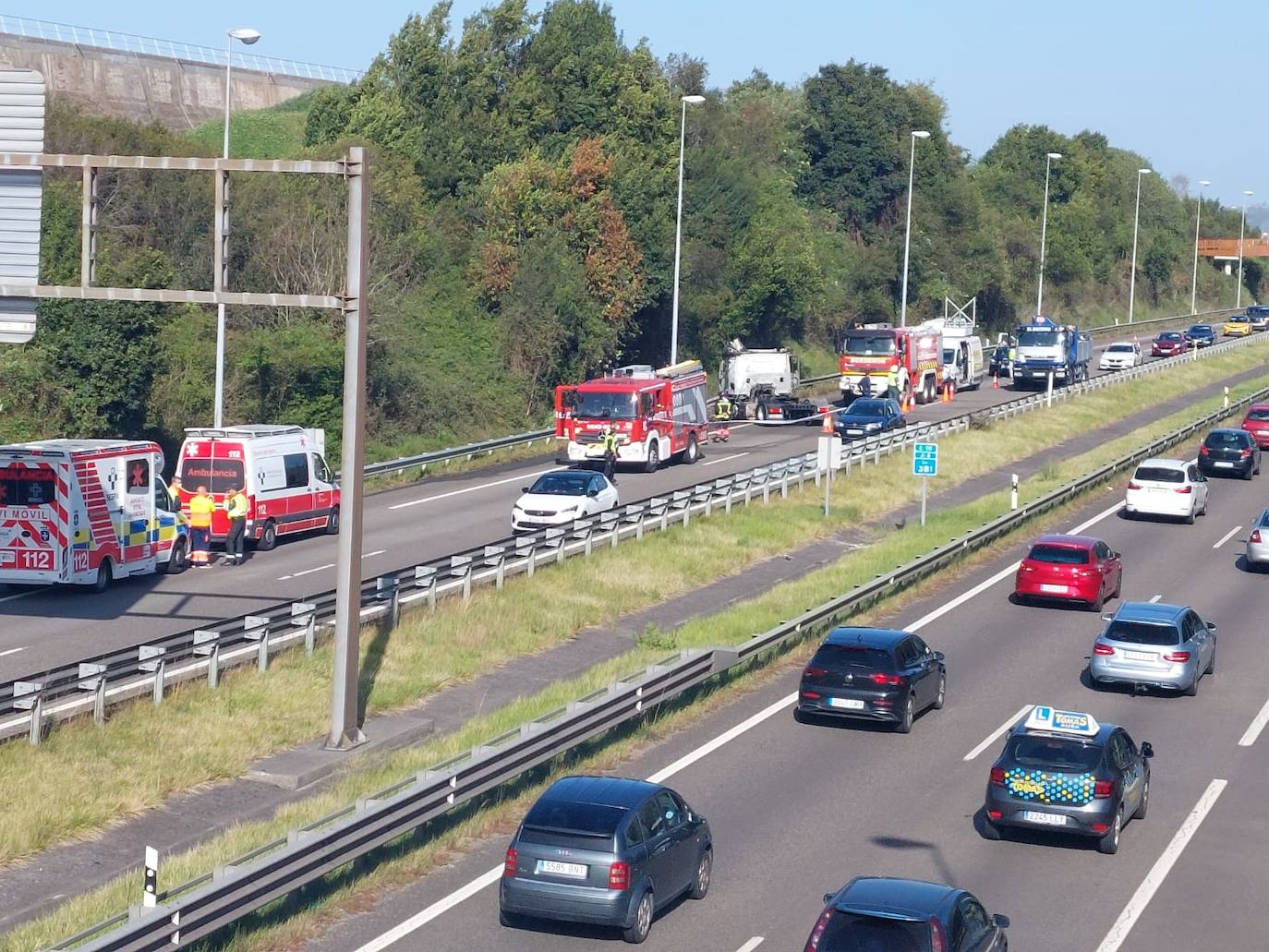 Arde un camión en la A-8 en Gijón