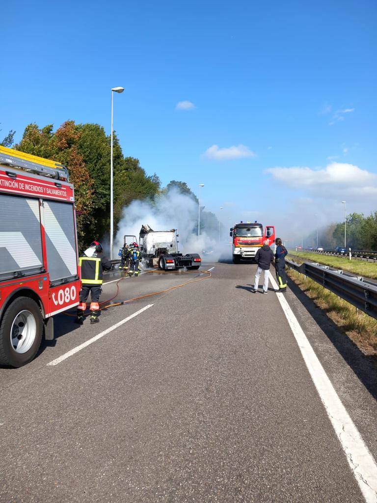 Arde un camión en la A-8 en Gijón