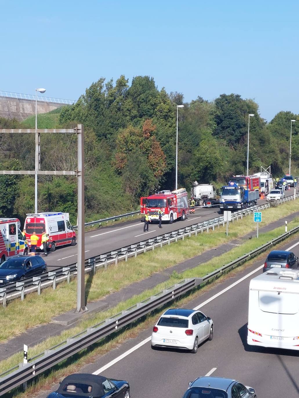 Arde un camión en la A-8 en Gijón