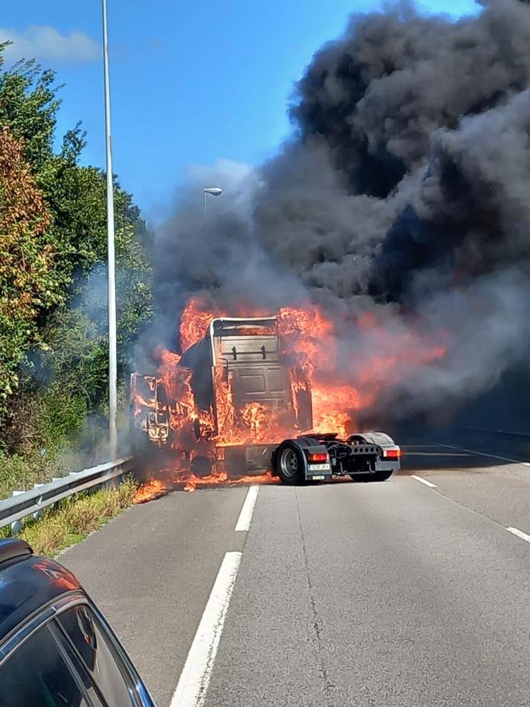 Arde un camión en la A-8 en Gijón