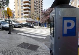 Parquímetro en la avenida de Pablo Iglesias en Gijón.