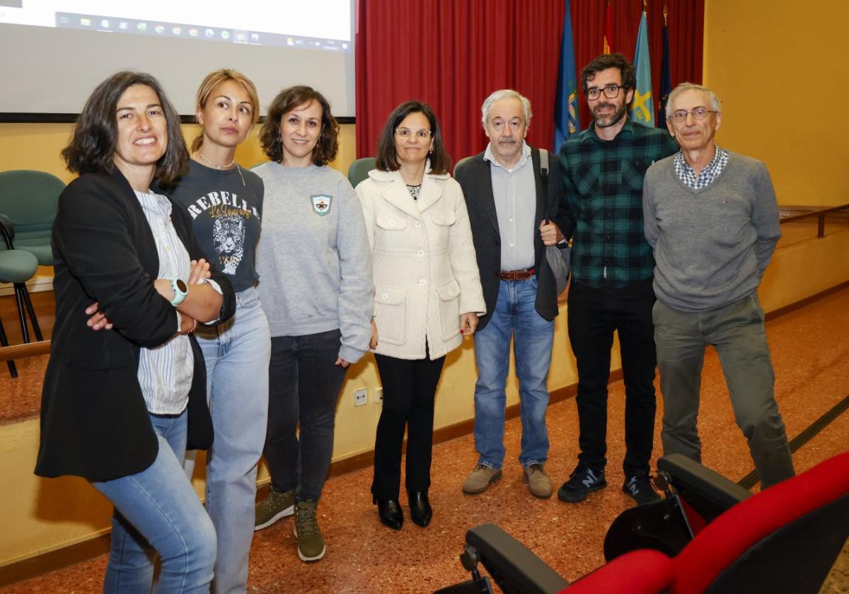 Asunción Valdés, Alba Argüelles (moderadora), Julia Lastra, Inés Suárez Ramón (directora de la EPI), Antonio Bahamonde, Pelayo Arbués y Norbert o Corral, antes de la charla sobre inteligencia artificial.