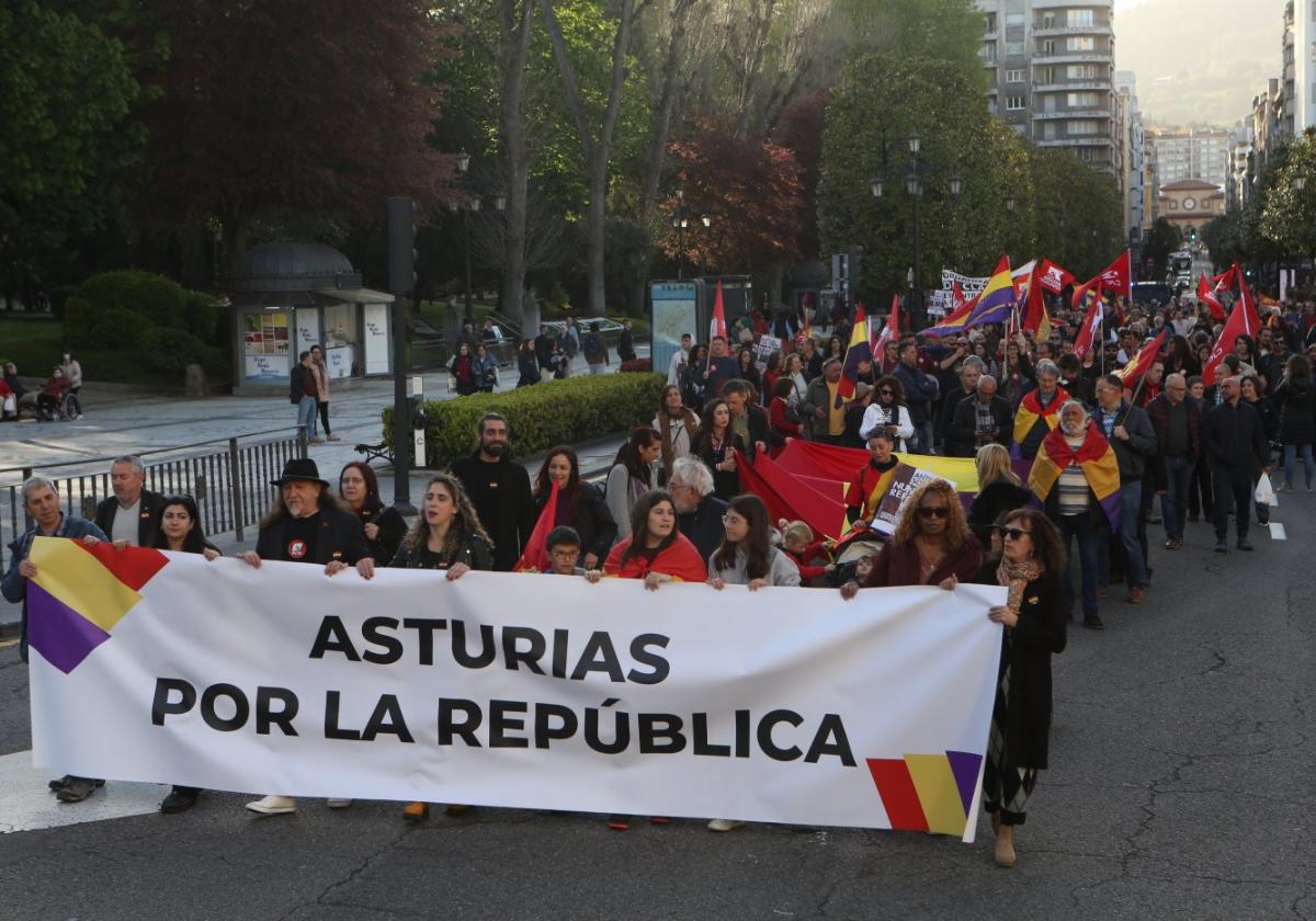 Los manifestantes, a la altura de la plaza de La Escandalera.