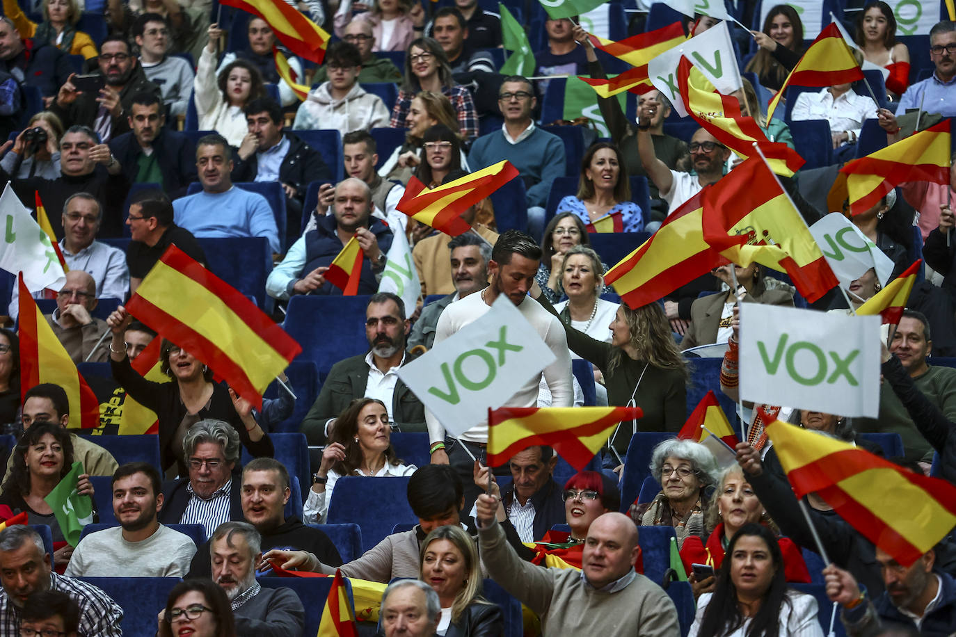 Vox reúne a sus simpatizantes en un mitin en Oviedo
