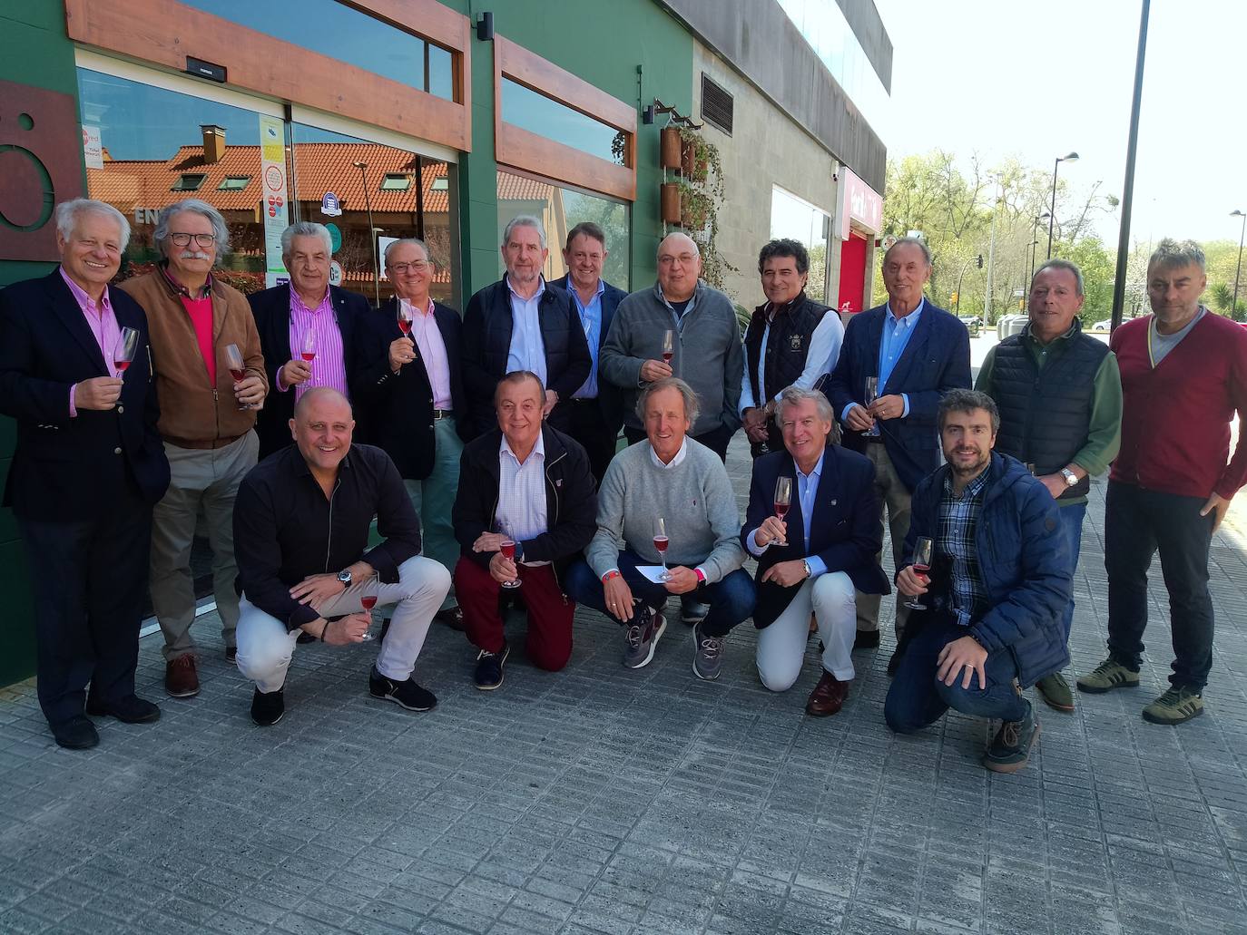 Asistentes a la comida y cata de Juvé&Camps organizada por la Asociación Amigos del Cava en Bömarzo.