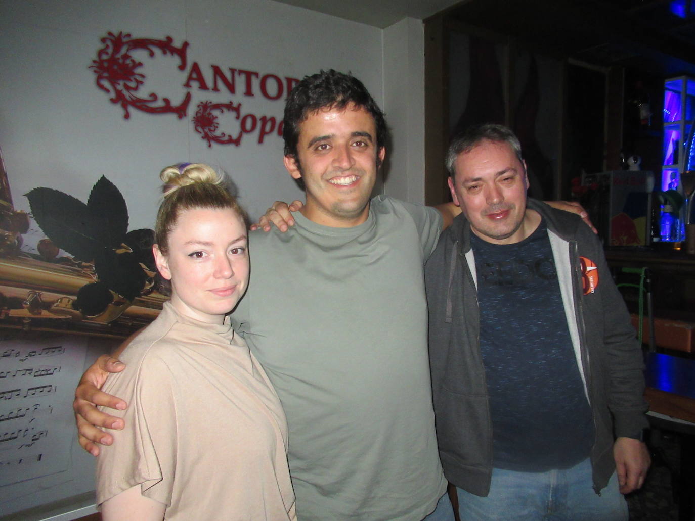 En el centro, Ramón Tuya, popular concursante del karaoke de Cantora, con Melisa Vallina y Javier Prieto, también participantes.