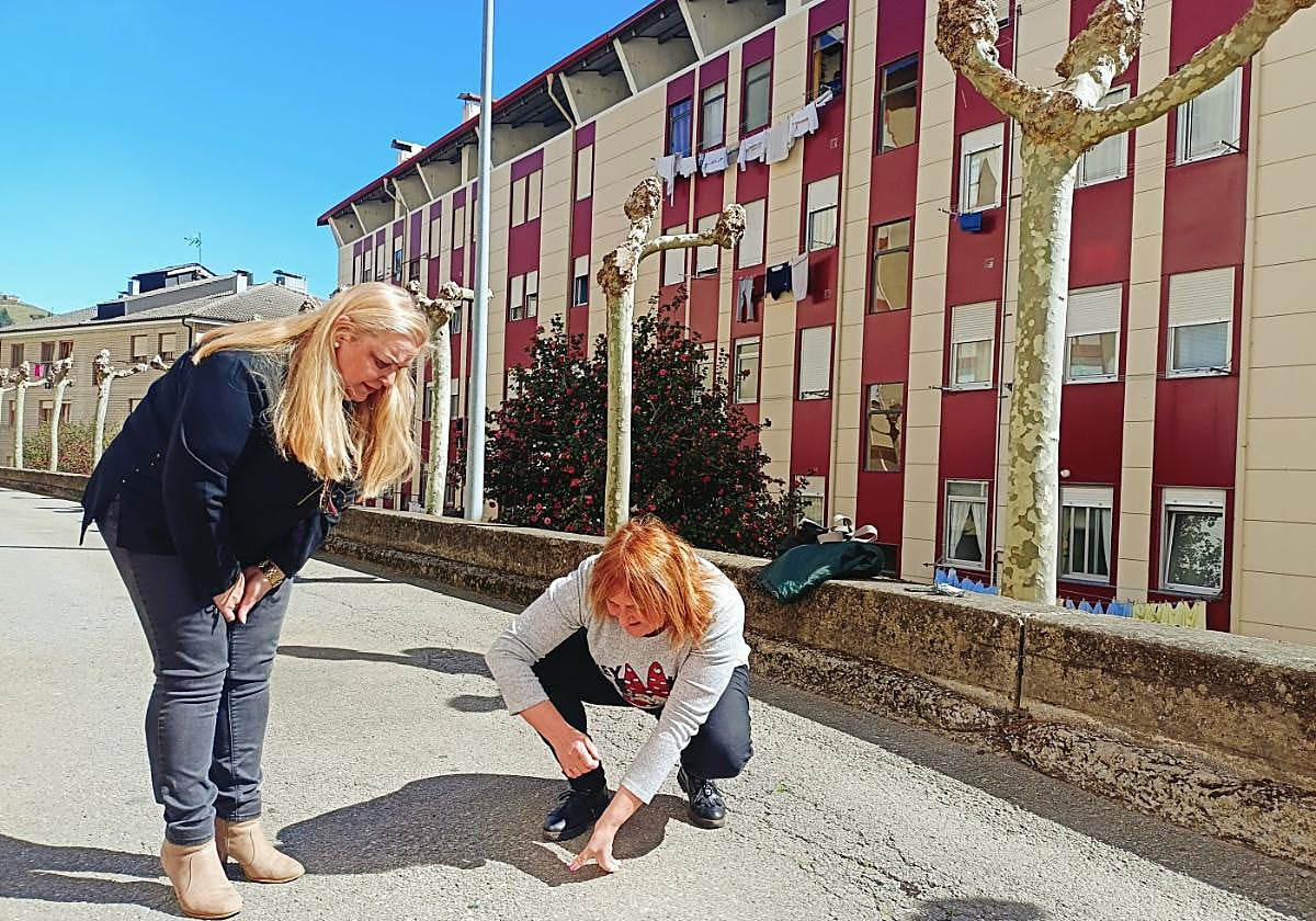 Charo González y Carmen Gómez juegan a las canicas en El Fuejo.