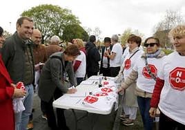 Carmen Moriyón, junto a Adrián Pumares y Jesús Martínez Salvador, en la recogida de firmas contra la pirólisis en el rastro.