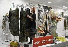 Preparación de las rebajas en el escaparate de un establecimiento de Avilés.