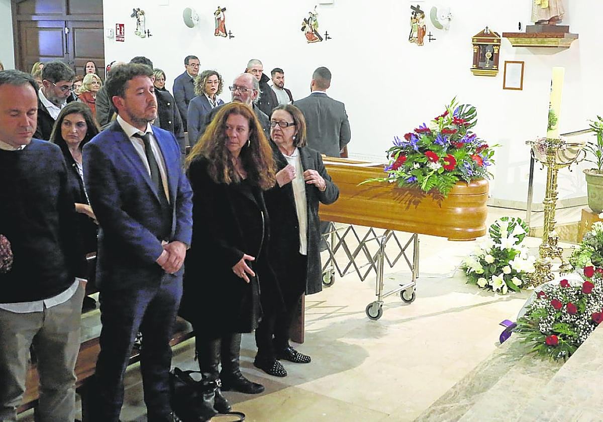 Familiares de Iván Suárez durante el funeral celebrado ayer en la iglesia de San Juan XXIII.