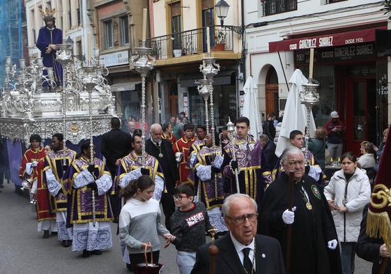Andrés Llavona junto a otros miembros de Los Estudiantes en los momentos iniciales de la procesión